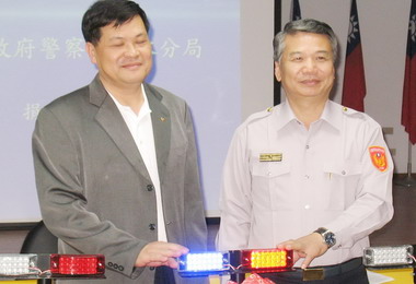 清水警友會捐贈LED警示燈(圖)