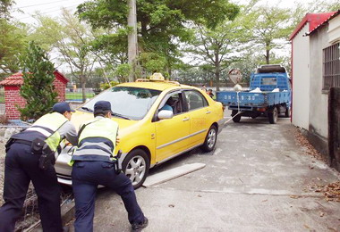 新崙派出所主動幫忙民眾排除受困車輛(圖)