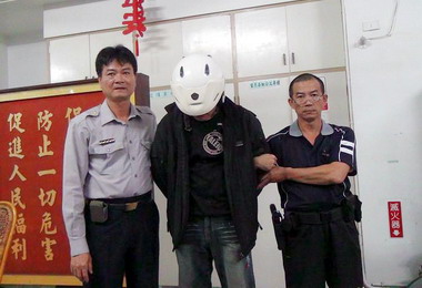 警曉以大義毒蟲下跪老母面前誓戒毒(圖)