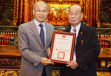 臺灣省主席林政則赴基隆市慶安宮上香參拜(圖)