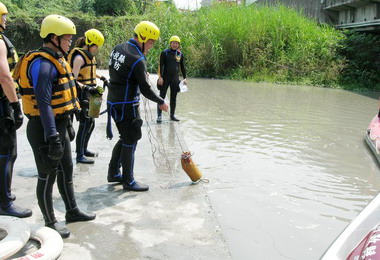 南投消防員辦理加強水域救援能力訓練(圖)