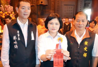北港媽祖出巡1萬個轎錢祈福袋大放送(圖)