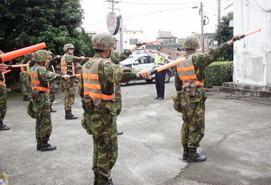斗六警傳授砲兵訓練中心交通指揮手勢(圖)