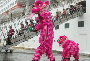國際郵輪靠泊台中港受到熱情迎賓(圖)