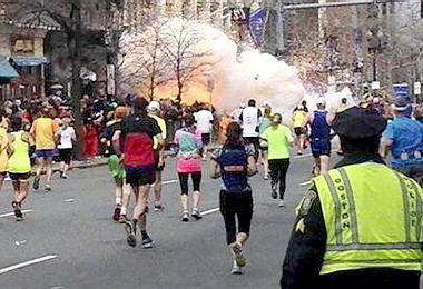 波士頓馬拉松連環炸慘如戰場(圖)