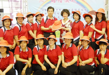 感念志工媽媽太平國中小學送愛的帽帽(圖)