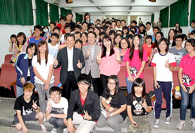 公視校園座談勉勵學子忠於自己(圖)