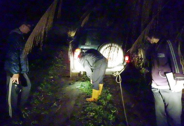 遊客不信邪不願繞道困山區警前往救援(圖)