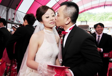 苗栗舉辦桐花婚禮全國102對佳偶訂終身(圖)