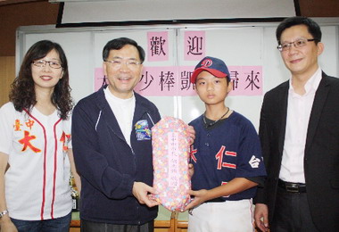 大仁國小勇奪賀寶芙盃全國少棒錦標賽冠軍(圖)