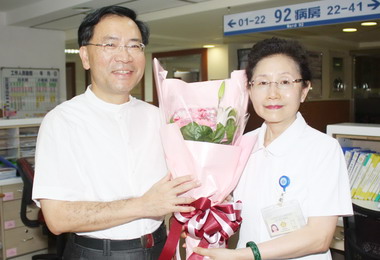 中市副市長蔡炳坤感謝護理人員的奉獻(圖)