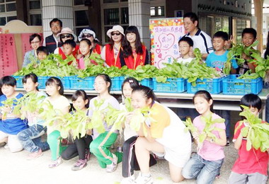 斗六溪洲國小感恩月水耕蔬菜贈貧困老人(圖)