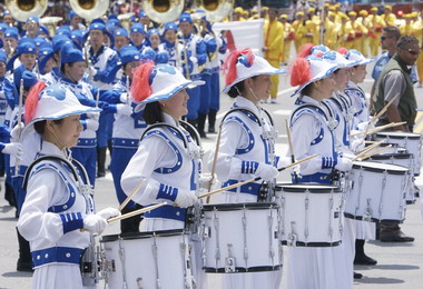 紀念世界法輪大法日伊達邵碼頭登場(圖)