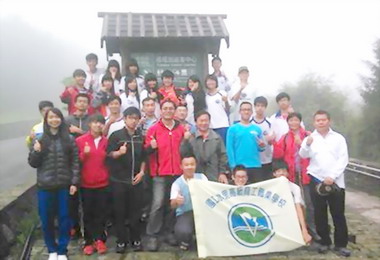 劉丙燈帶領水里商工攀玉山圓滿攻頂(圖)