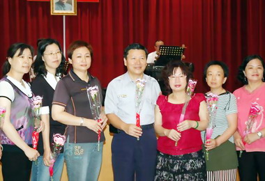 斗南分局贈女性母親同仁康乃馨花束(圖)