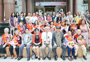 歡慶母親節縣府表揚模範母親(圖)