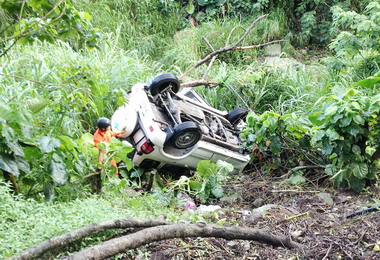水里發生車輛翻落山溝車內男子身亡(圖)