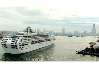 「太陽公主號」郵輪首航高雄港(圖)