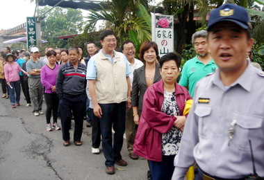 反納骨塔自救會告縣府法官現場會勘(圖)