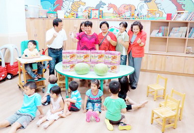 李應元關心受地震驚嚇的扶助媽媽(圖)