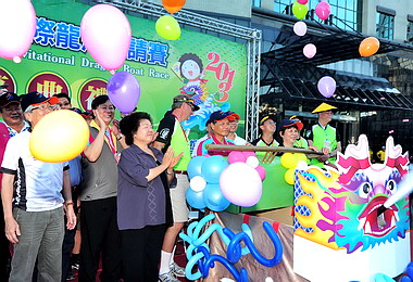 高雄端午龍舟錦標賽愛河登場(圖)