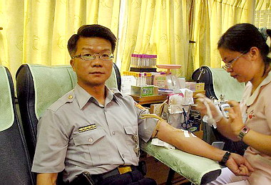 斗六警分局長挽袖捐血(圖)
