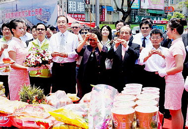 楊秋興期許高雄環狀輕軌提前完工(圖)