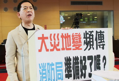 中市議員黃錫嘉批消防局缺乏通報預警(圖)