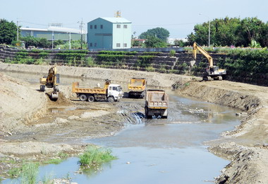 中市水利局進行霧峰區乾溪河道整理工作(圖)