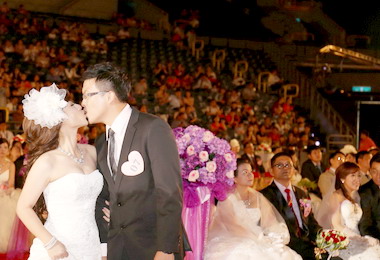 愛幸福百對佳偶高雄巨蛋成婚(圖)