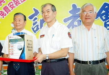消防局免費安裝住宅火災警報器低收入戶(圖)