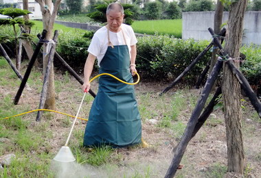 楊永昌捐地當公園化身園丁除草修剪花木(圖)