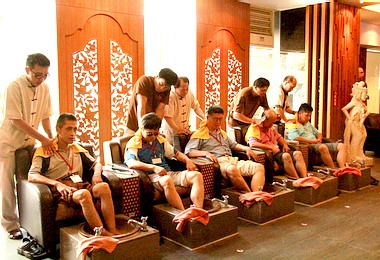 勞工局率視障按摩師交流按摩技術(圖)