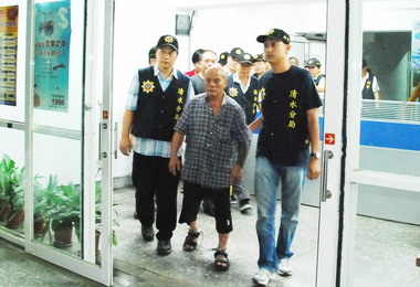 警方拂曉出擊直搗暴力集團巢穴(圖)