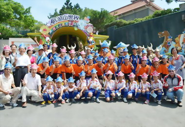 縣府招待足球隊員暢遊劍湖山世界(圖)