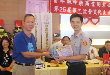 斗六警至餐廳宴席進行反酒駕宣導(圖)