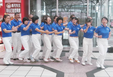 展翼合唱團高鐵左營站獻唱旅客陶醉(圖)