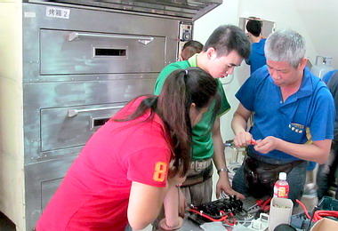 水電裝修班結訓前到慈暉獻愛心(圖)