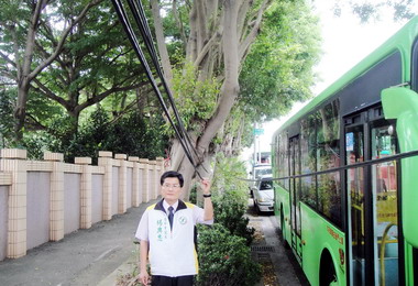 楊典忠：市府收費卻不理會垂掉電線傷行人(圖)