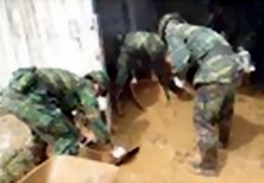 國軍弟兄協助民眾災後清理家園(圖)