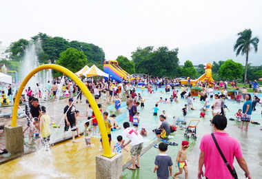 水里舉辦一年一度玩水節(圖)