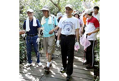 高雄關舉辦淨山健行活動(圖)