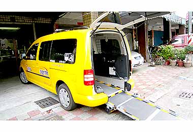 高雄市無障礙計程車隊愛心上路(圖)