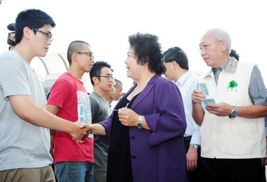 為入伍役男加油陳菊：市府作後盾(圖)