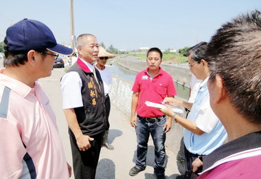 市議員會勘大甲區六股出海口堤防坍方(圖)