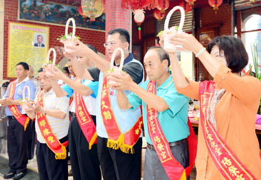 苗栗關聖帝君聖誕副縣長林久翔上香參拜(圖)