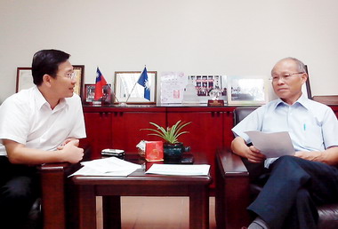 中部聯合服務中心主任林政則訪視業務(圖)