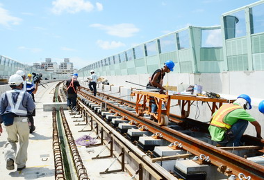 交通部長葉匡時視察員林鐵路高架化工程(圖)