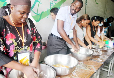 社區媽媽傳授家事技能國際青年收獲多(圖)