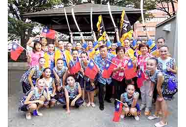 吳縣長與霍夫曼一起勘查小鴨預定停泊的新屋(圖)